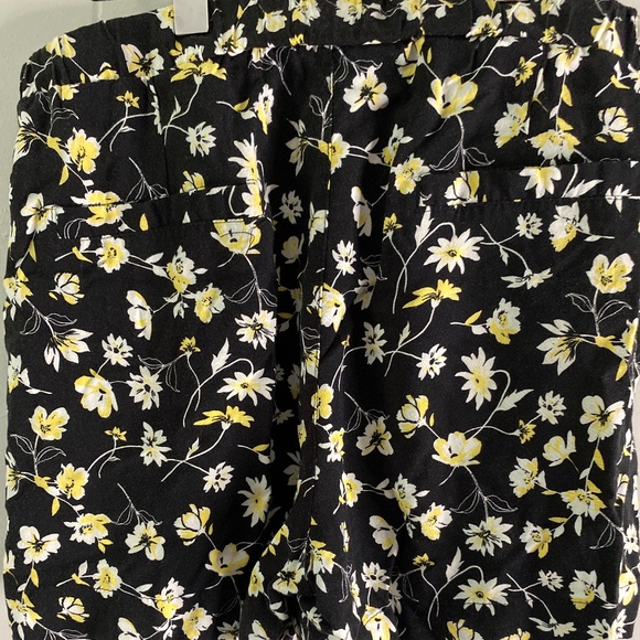 Toi & Moi Loose Fitting Flower Print Shorts - Picture 3 of 4